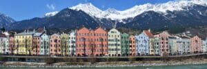 Blick auf die malerische Stadt Innsbruck in den Alpen mit einer Auswahl an Speichermedien, die Datenrettungsdienste symbolisieren.