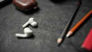 Präzise Datenrettung eines iPhone 7 Plus: Ein Techniker arbeitet sorgfältig an der sicheren Extraktion wertvoller Daten aus dem versiegelten Innenbereich des Geräts.