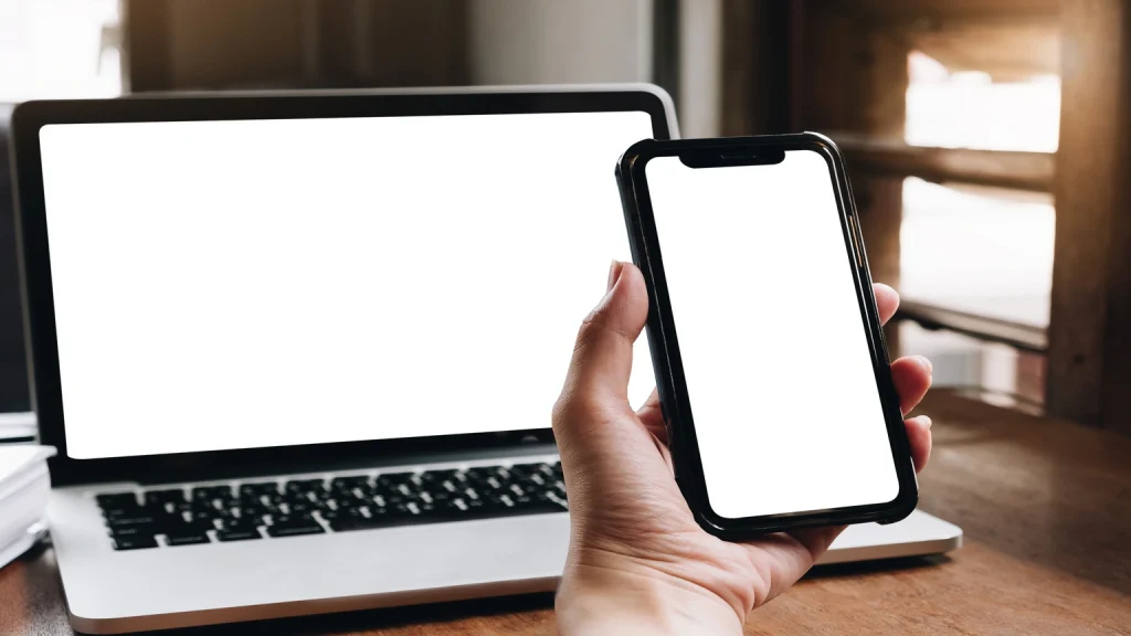 Ein Experte von myITplanet untersucht ein iPhone 8 im Reinraum, um Wasserschäden zu beheben und Daten zu retten.