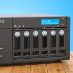 Ein Techniker arbeitet an einem Computer mit mehreren Festplatten, die für eine RAID 5-Datenrettung entfernt wurden. Im Hintergrund sind Werkzeuge und Diagnosesoftware auf einem Monitor zu sehen." Dieser Text beschreibt den Kontext und die Tätigkeit im Bild klar und hilft auch Nutzern mit Screenreadern, den Bildinhalt zu verstehen