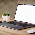 Offenes MacBook mit sichtbar laufendem Datenwiederherstellungsprozess, Symbol für MacBook Datenrettung.