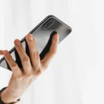 Professionelle Wiederherstellung verlorener Daten auf Xiaomi Smartphones. Eine Hand hält ein Smartphone und tippt, um die Wiederherstellung durch Experten zu symbolisieren. Schnell und sicher – für Ihre wichtigen Daten.