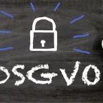 Ein kreatives Arrangement der Buchstaben DSGVO auf einer glatten, hellen Oberfläche, die das Thema Datenschutz hervorhebt.