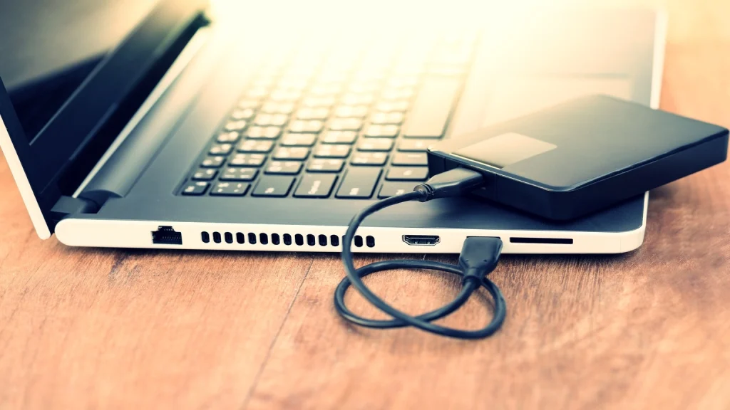 Das Bild zeigt eine externe Festplatte, die in einer professionellen Datenrettungsumgebung untersucht wird, um verlorene oder beschädigte Daten wiederherzustellen.